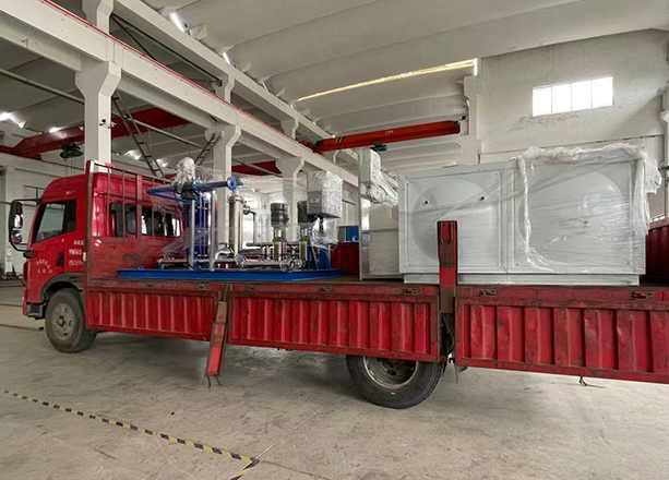 江蘇無錫再發(fā)一車！板式換熱機組+不銹鋼水箱+全自動加藥裝置