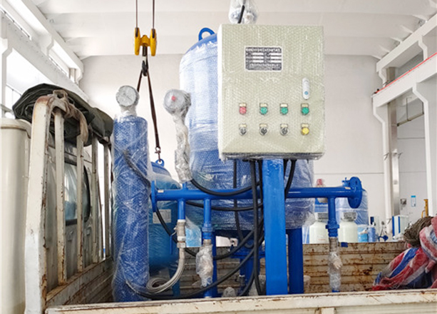 江蘇蘇州發(fā)貨2臺定壓補水真空脫氣設備+2臺螺旋除污器+1臺全自動加藥裝置