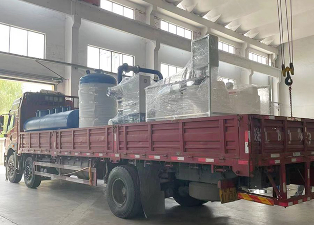 江蘇蘇州整車(chē)直達(dá)-分、集水器2臺(tái)+全自動(dòng)加藥裝置2套+定壓補(bǔ)水機(jī)組1套+板式換熱機(jī)組1套